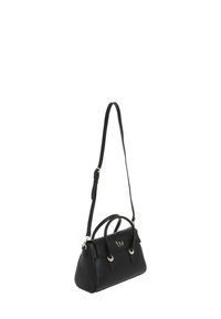 Bolso de mano de cuero negro con una forma estructurada, doble asa superior y una correa de hombro ajustable. Cuenta con herrajes en tono dorado y detalle de logo.