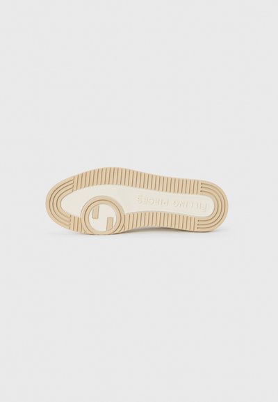 Lys beige gummisåle med teksturerte grovflater; har et hevet sirkulært logo og preget merkenavn.