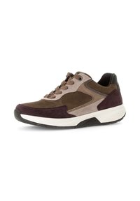 Sneaker with a mix of brown and mauve suede, featuring a white midsole, round laces, and a black heel accent. Rounded toe design.