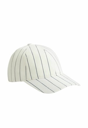 Weiße Baseballkappe mit dünnen, vertikalen schwarzen Streifen und einer gebogenen Krempe, dargestellt vor einem einfarbigen weißen Hintergrund.