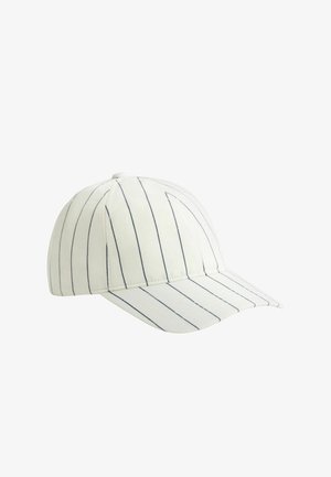 Casquette de baseball blanche à fines rayures verticales noires et à visière incurvée, présentée sur un fond blanc uni.