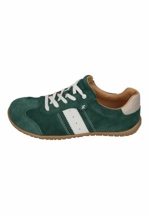 Grüner Wildleder-Casual-Sneaker mit weißen Schnürsenkeln, weißem Seitenstreifen, beigem Fersenflicken und brauner Gummisohle, von der Seite gezeigt.