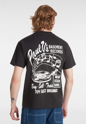 Maglietta nera in cotone con stampa grafica bianca di un giradischi e note musicali, con testo su un negozio di dischi sul retro.