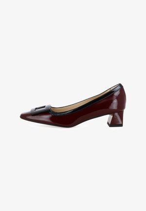 Bordeaux lakleren pump met een spitse neus, zwarte bies, rechthoekige gespaccent en een lage vierkante hak. Glad textuur overal.