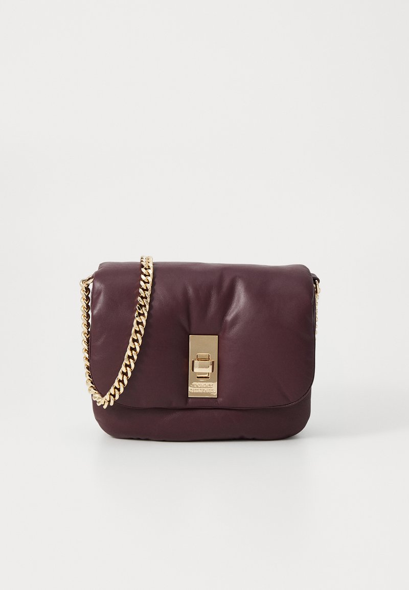 Bolsa de mão em pele burgundy com alça em corrente dourada, forma retangular, fecho magnético e leve brilho na superfície.
