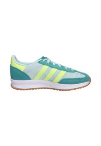 Low-Top-Sportschuh aus türkisfarbenem Wildleder und hellblauem Stoff, neongelben Streifen, weißen Schnürsenkeln und einer Laufsohle aus Gummi.