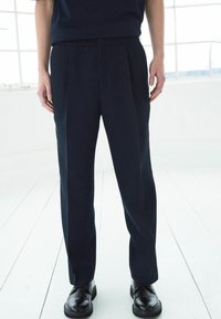 Next EDIT  REGULAR FIT - Pantaloni - navy