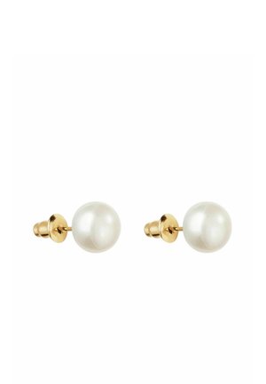 Paire de clous d’oreilles en perle blanche ronde avec tiges et fermoirs en or sur fond blanc.