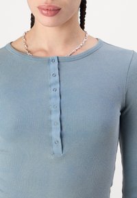 BDG Urban Outfitters DRAKE POPPER HENLEY - Majica z dolgimi rokavi - blue