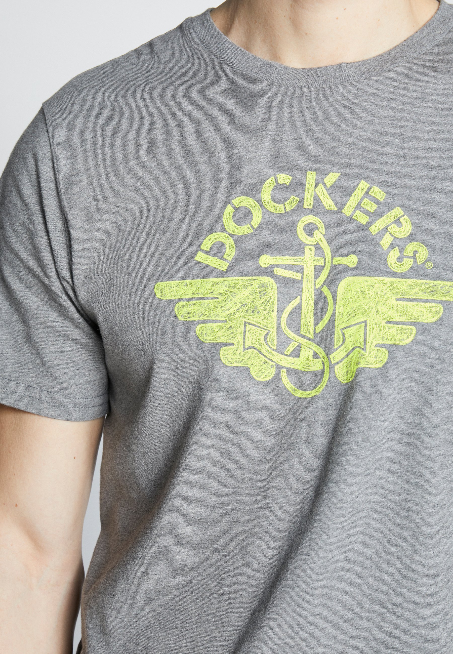 DOCKERS LOGO TEE T shirts med print gray Zalando.no DOCKERS LOGO TEE - T-shirts med print - blue petal/red