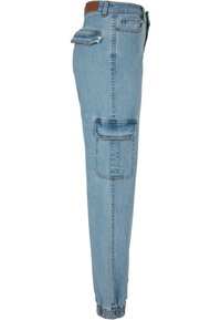 Pantalon cargo en denim bleu clair avec poignets élastiques, poche latérale à rabat, poches avant et arrière, et une pièce de ceinture en cuir marron.