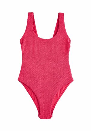 Leuchtend pinker, strukturierter Badeanzug mit breiten Trägern und rundem Ausschnitt, auf weißem Hintergrund dargestellt.