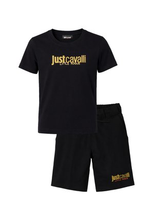 Completo composto da t-shirt nera a maniche corte e pantaloncini, entrambi con il logo testuale dorato "Just Cavalli Little Rogue" sul petto e sulla gamba.