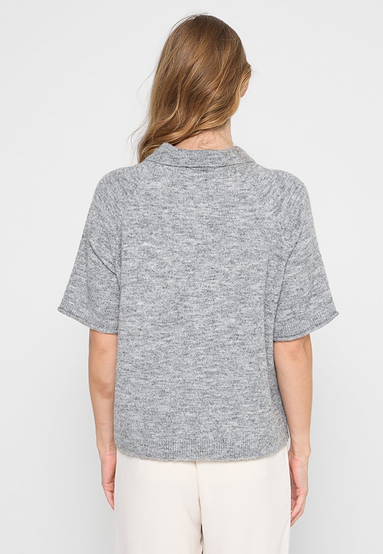 Grijze gebreide trui met korte mouwen, een middelgrote kraag, geribbelde zoom en een zachte textuur, getoond vanuit de achterkant tegen een witte achtergrond.