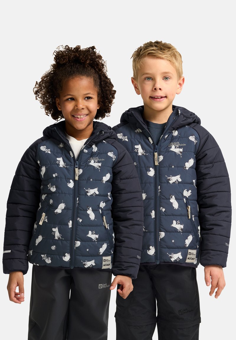 Les vestes matelassées bleues présentent un imprimé d'animaux de cartoon, une fermeture éclair à l'avant, des capuches intégrées et des poignets élastiques, associées à un pantalon sombre.