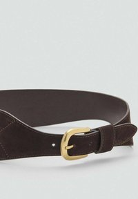 Cintura in suede marrone con fibbia in metallo tono oro, caratterizzata da una superficie liscia e cuciture a contrasto. Il cinturino presenta un'estremità affusolata.