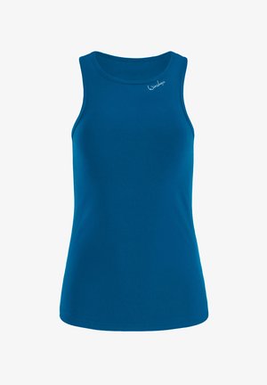 Blauwe mouwloze tanktop van glad materiaal, met een ronde halslijn en een klein logo detail nabij de schouder. Eenvoudig ontwerp.
