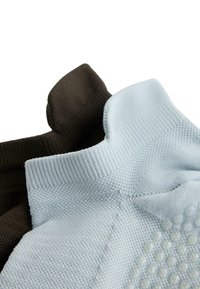 Dva pletené golieriky svetrov, jeden v jemnej modrej farbe s textúrovanými vzormi a druhý v tmavej hnedej, predvádzajúce charakteristické jemne rebrované okraje a podrobnosti na dotyk.