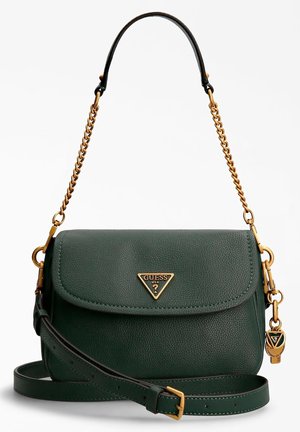 Sac à bandoulière Guess en cuir vert foncé avec chaîne dorée, plaque logo triangulaire sur le rabat, et sangle bandoulière en cuir réglable.