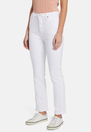 Witte denim jeans met een rechte pasvorm, middelhoge taille, vijf-pocket ontwerp en een schone, minimale uitstraling. Gecombineerd met witte sneakers.