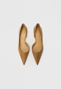 Spidse pumps lavet af glat, brunt læder med et elegant design, der har en åben sideskæring for ekstra detaljer.