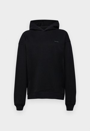 Fekete kapucnis pulóver klasszikus dizájnnal, puha anyagból készült. Elöl zsebével, bordázott mandzsettákkal és egy kis logóval rendelkezik a mellrészen.