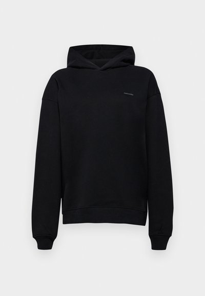 Hanorac negru cu un design clasic, realizat dintr-un material moale. Are un buzunar frontal, manșete cu falduri și un mic logo pe piept.