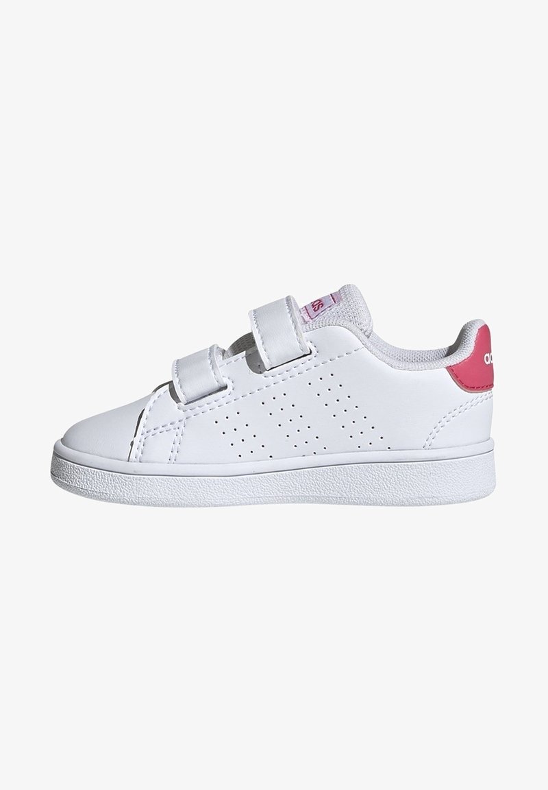 Baskets synthétiques blanches avec deux bandes auto-agrippantes, design perforé sur les côtés et un accent rose au niveau du talon. Semelle texturée.