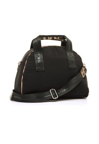 Schwarze Nylon-Tasche mit runder Form, zwei kurzen Griffen, verstellbarem Leo-Print-Tragegurt und Reißverschluss. Mit silbernen Hardware-Akzenten.