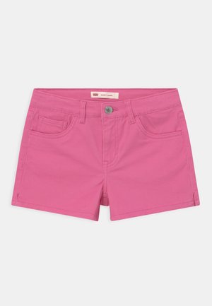 Shorts en jean rose avec une coupe ajustée, présentant une fermeture à bouton sur le devant, deux poches avant et un détail de ceinture cousue.