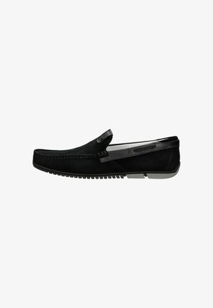 Mocassin pour homme en daim noir avec garniture en cuir texturé et semelle en caoutchouc, présenté de profil sur fond blanc.