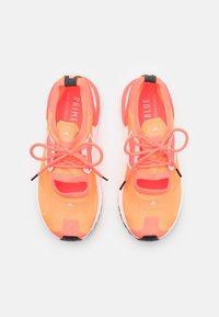 Oranžové sportovní boty s prodyšným svrškem, kontrastními černými detaily a bílými podrážkami. Obsahují tkaničky a dvě výřezové oblasti na bocích.