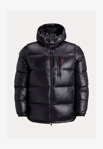 Casaco de inverno acolchoado preto e brilhante com capuz, bolsos com zíper na frente e no peito, e um pequeno logótipo bordado em vermelho no peito.