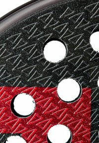 Ronde mat met een gestructureerd oppervlak met verhoogde patronen in zwart en rood, met verschillende cirkelvormige uitsparingen en een glossy afwerking.