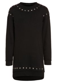 Mustat pitkähihainen collegepaita, jossa on hopeiset pyramidin näköiset niitit kaula-aukolla ja helmassa, rento malli ja pehmeä materiaali.