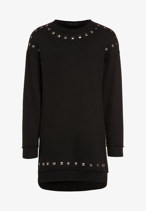 Schwarzer Langarm-Sweatshirt mit silbernen Pyramidennieten rund um den Halsausschnitt und den Saum, mit lockerer Passform und weicher Textur.