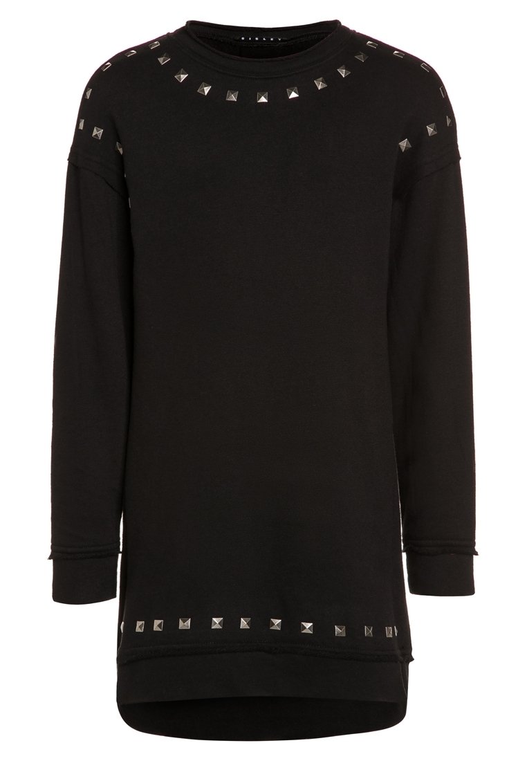 Mustat pitkähihainen collegepaita, jossa on hopeiset pyramidin näköiset niitit kaula-aukolla ja helmassa, rento malli ja pehmeä materiaali.