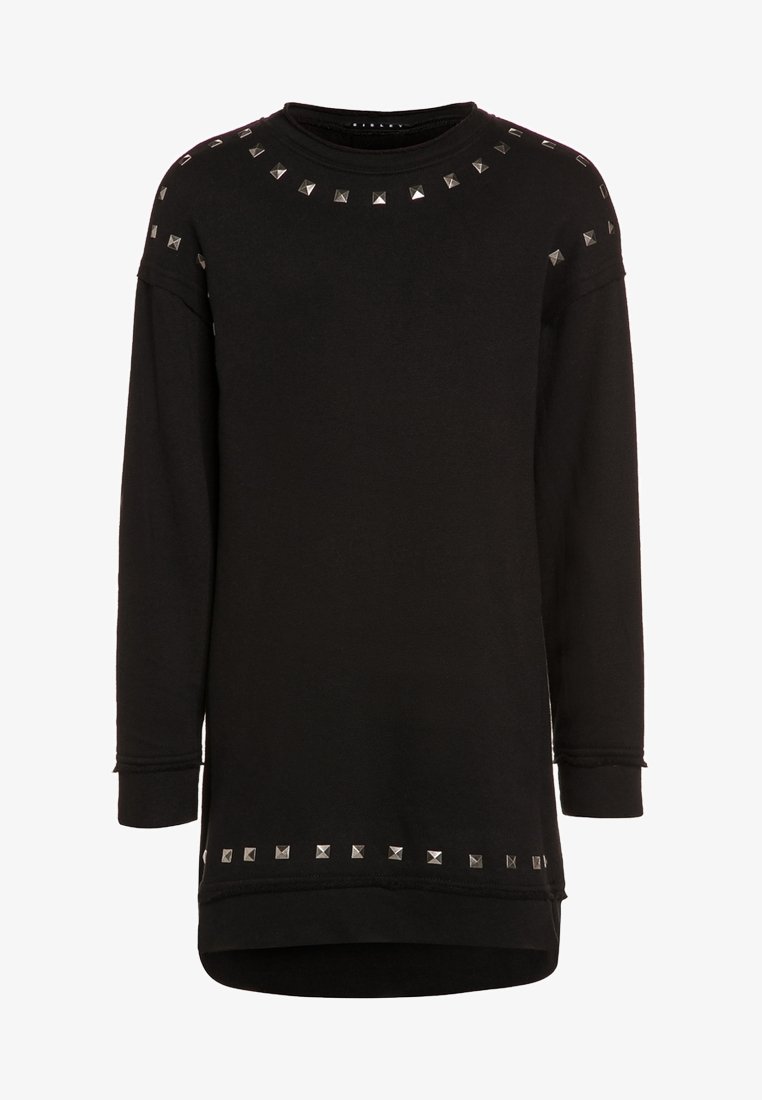 Mustat pitkähihainen collegepaita, jossa on hopeiset pyramidin näköiset niitit kaula-aukolla ja helmassa, rento malli ja pehmeä materiaali.