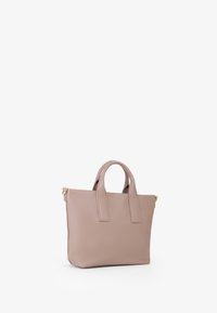Beige leren tote bag met twee korte handvatten, rechthoekige vorm, minimalistisch ontwerp en een gouden ritsdetail aan één kant.