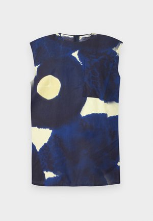 Top senza maniche di colore blu navy, con motivi astratti gialli e bianchi. Presenta un collo tondo e una piccola tasca sul lato sinistro.