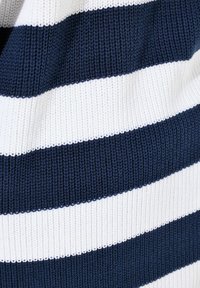 Pletený svetr s horizontálními pruhy v námořnické modré a bílé barvě. Materiál je žebrovaný a má hladkou texturu.