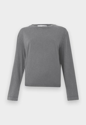Lange mouwen, effen grijze ronde hals T-shirt met een licht gewassen textuur, weergegeven tegen een witte achtergrond.