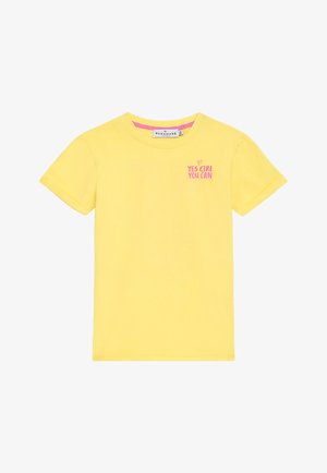 Gelbes T-Shirt mit kurzen Ärmeln und pinkfarbener Aufschrift "YES GIRL YOU CAN" sowie einem kleinen Herz über dem Text auf der oberen linken Brustseite.
