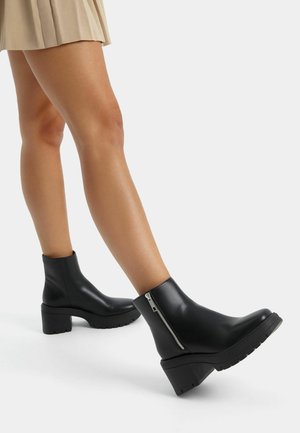 Stiefelette - black