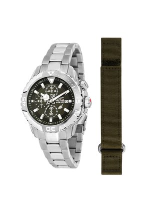 Orologio in acciaio inox argentato con quadrante nero, lancette luminose, funzioni cronografiche e visualizzatore della data, accompagnato da un cinturino in nylon verde scuro.