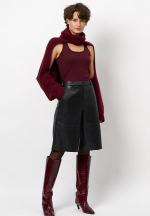 SALESSY - Vest - red
