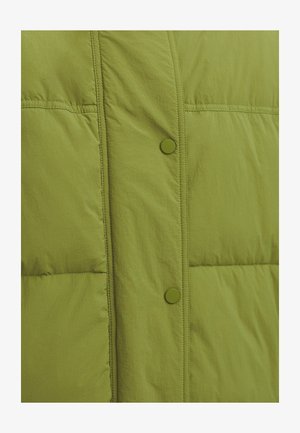 Veste rembourrée verte avec une texture lisse, dotée d'une fermeture à boutons, de panneaux cousus et d'un design léger.