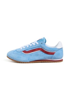 Snygga sneakers i mocka i ljusblått med en röd och vit sidrand, vita snören och en sula av gummirubber. Perfekta detaljer ökar andningen.