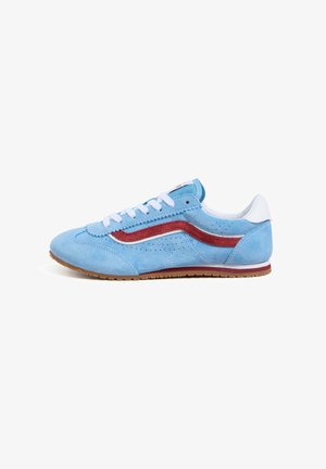Suède sneakers in lichtblauw met een rood en witte zijstreep, witte veters en een gumrubberen zool. Geperforeerde details verbeteren de ademend vermogen.