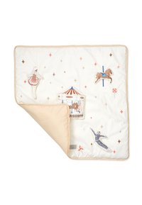 Pikowana kołdra o kremowej stronie frontowej, beżowym wykończeniu, z haftowanymi wzorami w tematyce cyrkowej: tancerka, karuzela, koń i gwiazdy.